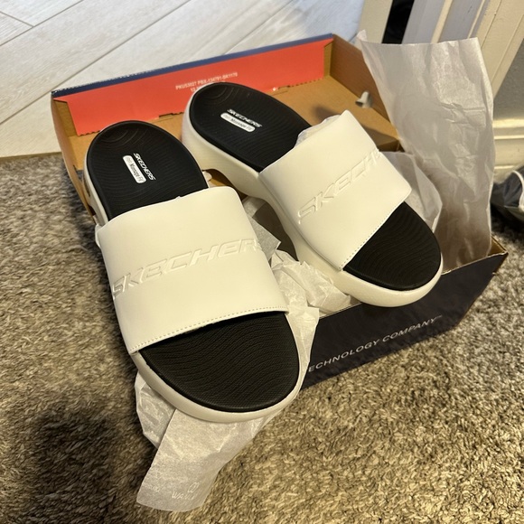 Skechers Recovery White and Black chunky Sandals NWOT - Picture 2 of 3